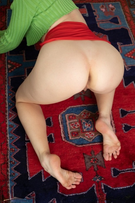 Beautiful babe Kleo Kain shows off her big ass & masturbates with a dildo