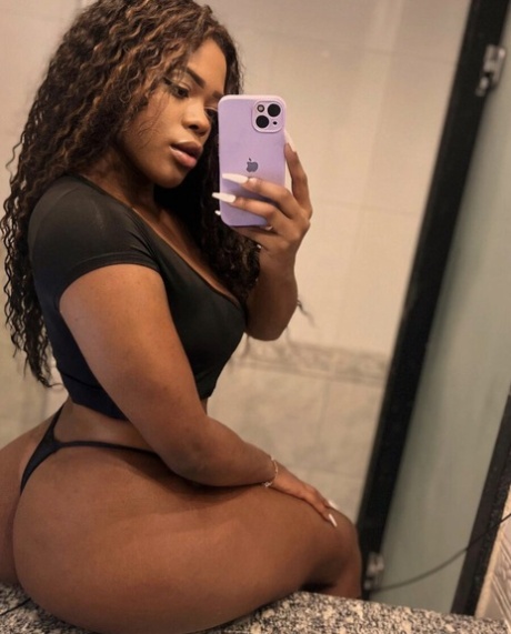 Sexy Latina Luana takes selfies of her incredible curves in the mirror