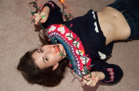 Teen girlfriend Melissa Johnston exposes her adorable ass on Christmas day