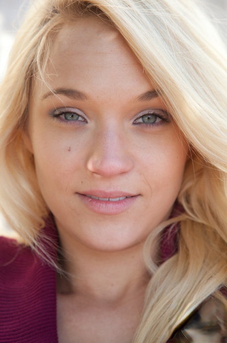 Platinum blonde teen Tegan Summers poses & flashes her cute boobs in public
