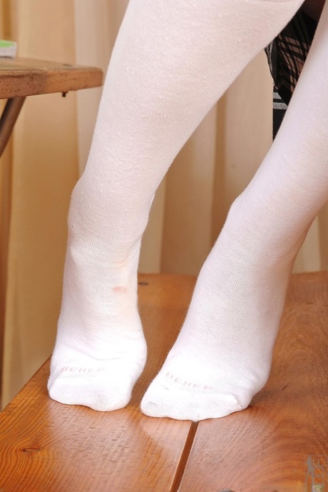 Blonde teens Gitta Blond & Pink Pussy rub each other's muffs with their feet