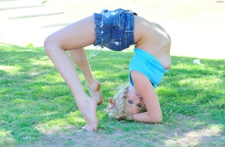 Flexible amateur blonde Jessica flashes her muff and nipples outside