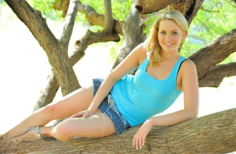 Flexible amateur blonde Jessica flashes her muff and nipples outside