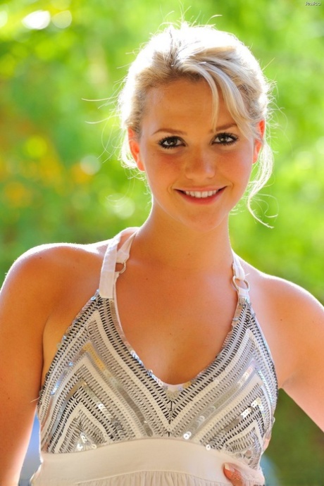 Flexible amateur blonde Jessica flashes her muff and nipples outside