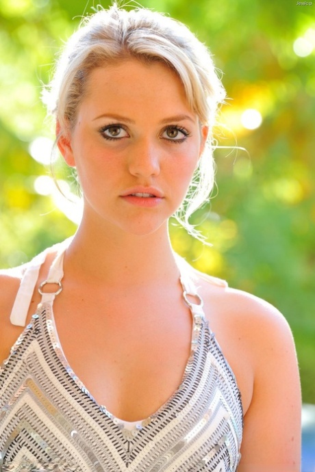 Flexible amateur blonde Jessica flashes her muff and nipples outside