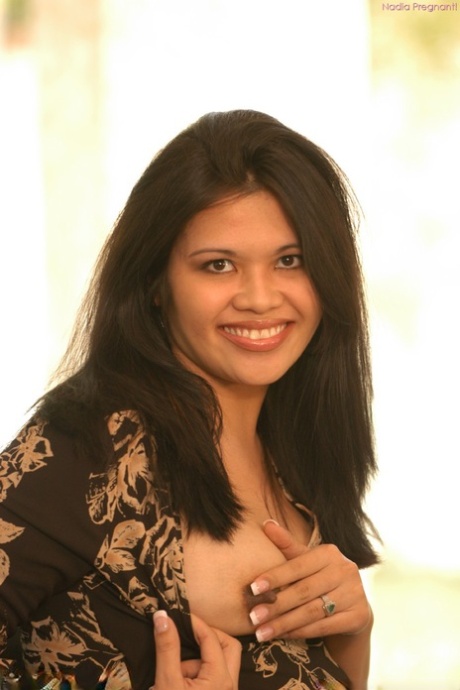 Adorable pregnant amateur Nadia reveals her brown nips and stretches her muff