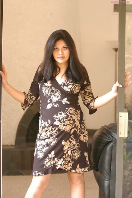 Adorable pregnant amateur Nadia reveals her brown nips and stretches her muff
