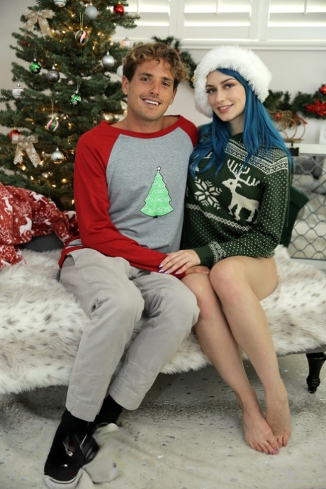 Hot babe Jewelz Blu masturbates before getting dicked on a Christmas morning