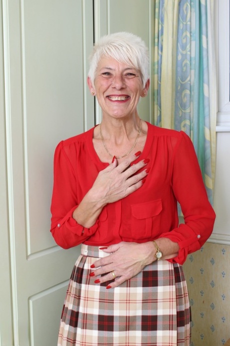 Wrinkled granny Lyndy spreads her old meaty pussy wide in stockings
