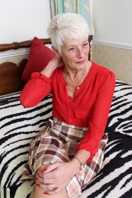 Wrinkled granny Lyndy spreads her old meaty pussy wide in stockings