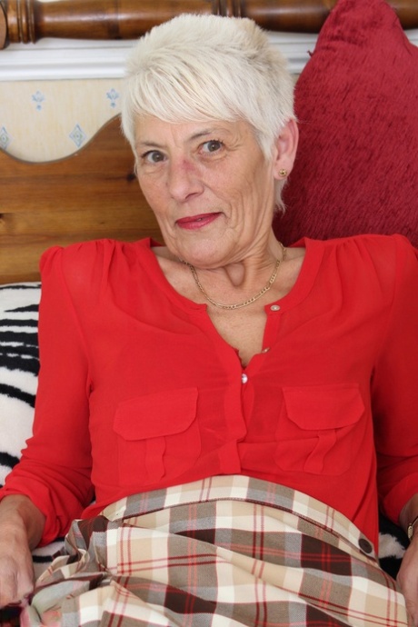 Wrinkled granny Lyndy spreads her old meaty pussy wide in stockings