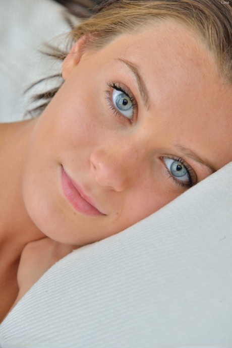 Gorgeous Lana Rhoades sticks markers in both her holes on a bed